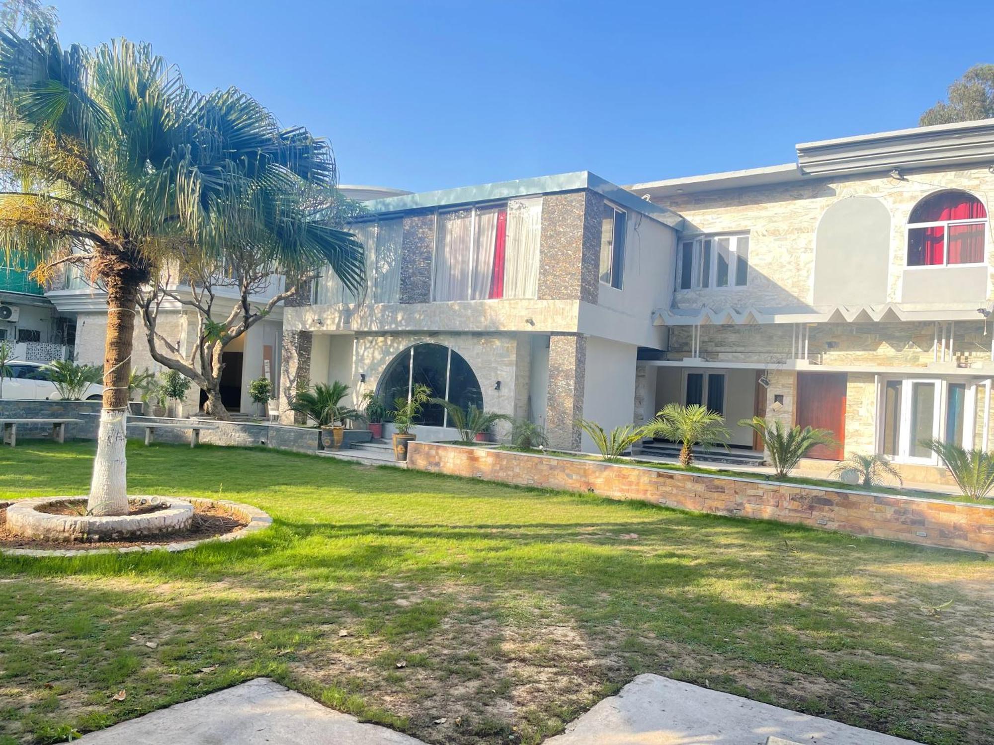 The Life Style Lodges Opp Centaurus Mall İslamabad Dış mekan fotoğraf