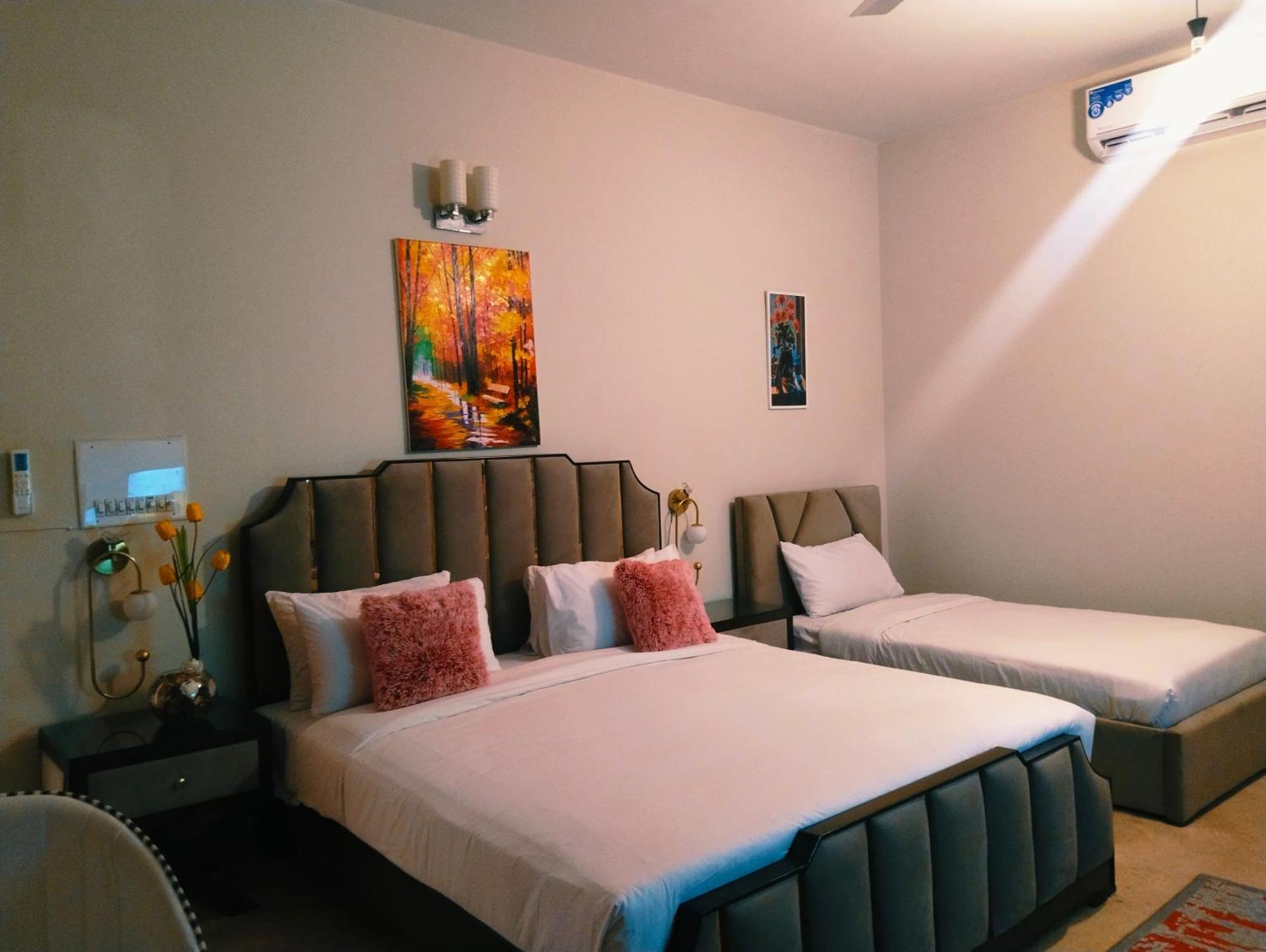 The Life Style Lodges Opp Centaurus Mall İslamabad Oda fotoğraf
